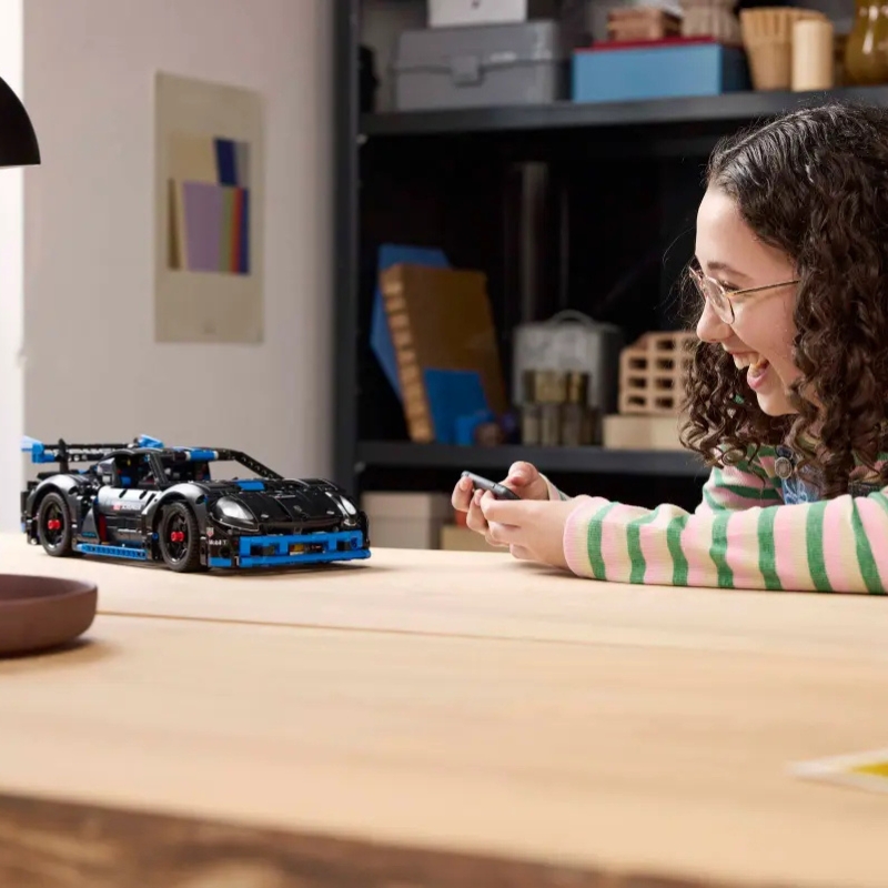klocki-lego-technic-pojazd-auto-Samochód-wyścigowy-Porsche-GT4-e-Performance (2).jpg