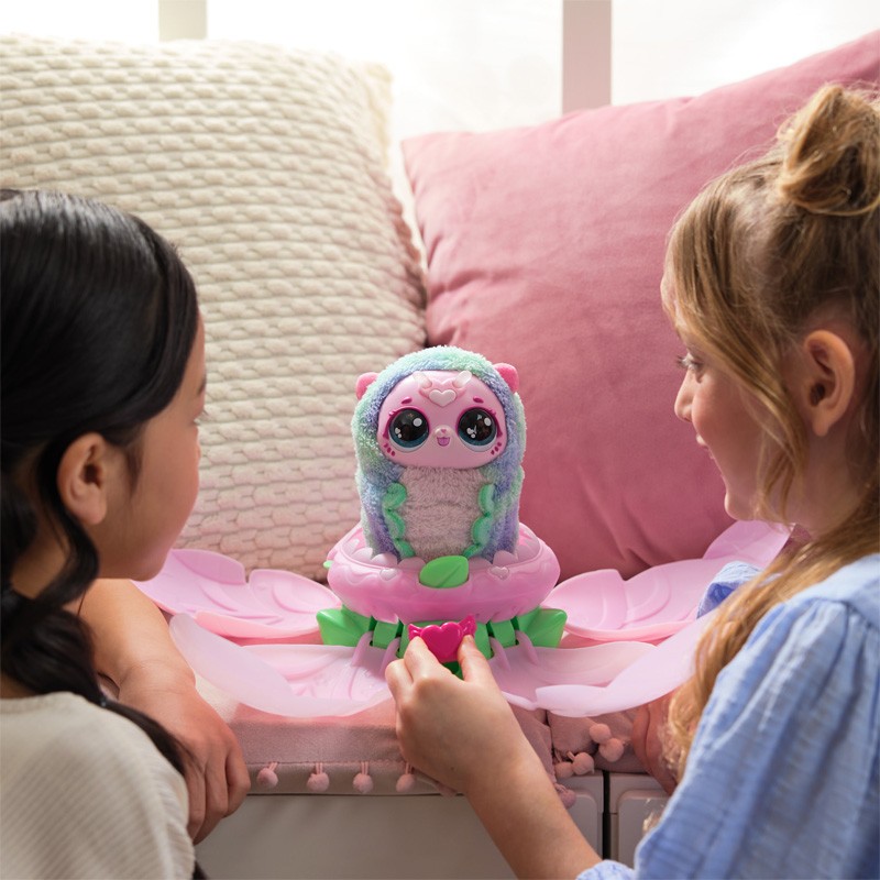 SPIN-MASTER-Hatchimals-Bloomables-Kotek-6072450-1-figurka-Lifestyle-2_800.jpg