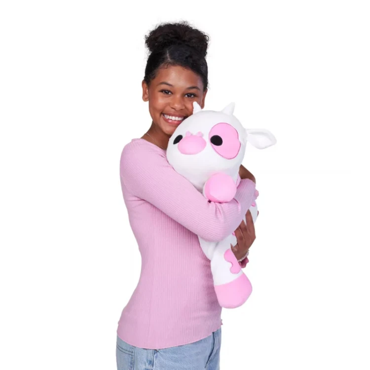 hug-a-lumps-krowa-rozowa-dziewczynka-przytula.jpg