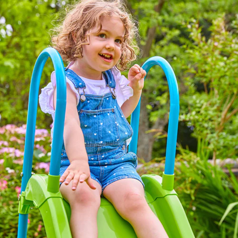 Dzieci bawiące się na zjeżdżalni TP Toys Growable Slide